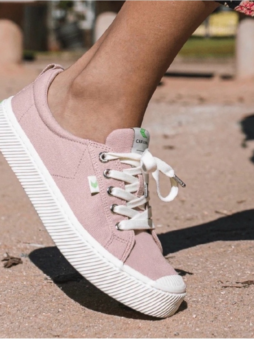 Cariuma Blush Pink Canvas Low-Top Sneakers with Cream Laces— worn once